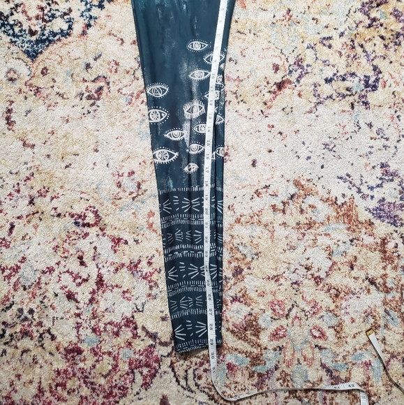 Sold - Onzie Yoga High Waisted Lucky Eye Graphic Leggings Size XS - Picture 10 of 10